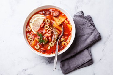 Geleneksel domates çorbası solyanka füme sosis, zeytin ve patates, üst manzara.