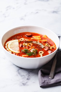 Geleneksel domates çorbası solyanka füme sosis, zeytin ve patates.