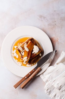 Fransız tostu, karamelli muz, akçaağaç pekmezi ve badem, üst manzara..