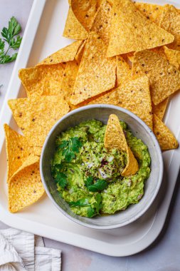 Avokado guacamole ve nacho mısır cipsi. Vejetaryen yemeği.