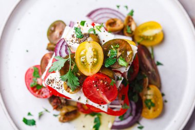 Klasik Yunan salata yığını. Peynirli, domatesli, biberli, kırmızı soğanlı ve zeytinli..