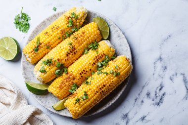 Kişniş, baharat ve tereyağlı ızgara mısır..