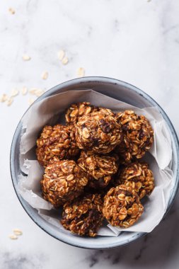 Fıstık ezmeli ve çikolata parçalı yulaf ezmesi topları. Vejetaryen tatlı konsepti.