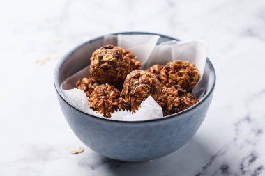 Fıstık ezmeli ve çikolatalı yulaf ezmesi topları. Vejetaryen tatlı konsepti.