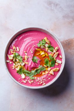 Fındıklı, zeytinyağlı ve otlu pembe pancar humusu..