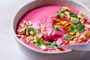 Fındıklı, zeytinyağlı ve otlu pembe pancar humusu..