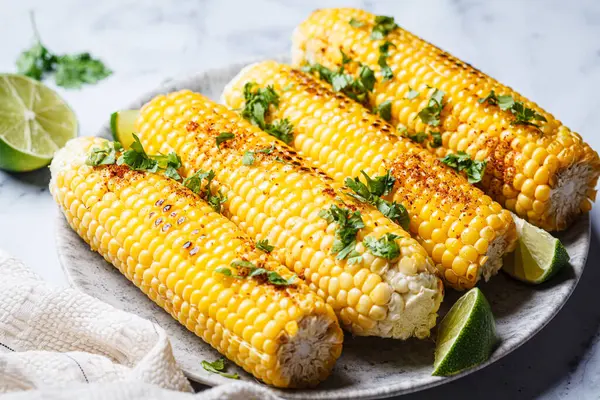 Kişniş, baharat ve tereyağlı ızgara mısır, yakın plan..