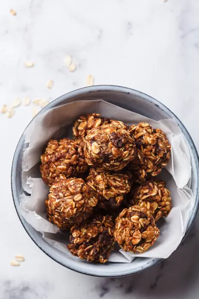 Fıstık ezmeli ve çikolata parçalı yulaf ezmesi topları. Vejetaryen tatlı konsepti.