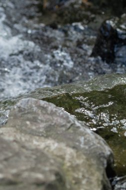 Polonya 'da küçük yapay şelale ve taşların bileşimi