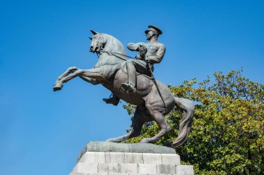 Samsun, Türkiye - 19 Mayıs 2025: Mustafa Kemal Atatürk Onur Heykeli, Atatürk at sırtında mavi gökyüzüne karşı heykel. 30 Ağustos Zafer Günü. Türkiye 'nin ulusal gurur bayramı konsepti