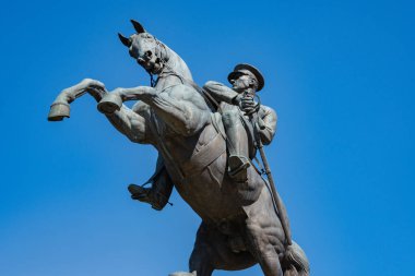 Samsun, Türkiye - 19 Mayıs 2025: Mustafa Kemal Atatürk Onur Heykeli, Atatürk at sırtında mavi gökyüzüne karşı heykel. 30 Ağustos Zafer Günü. Türkiye 'nin ulusal gurur bayramı konsepti