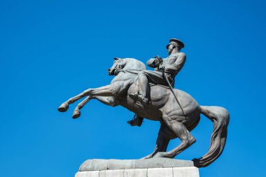 Samsun, Türkiye - 19 Mayıs 2025: Mustafa Kemal Atatürk Onur Heykeli, Atatürk at sırtında mavi gökyüzüne karşı heykel. 30 Ağustos Zafer Günü. Türkiye 'nin ulusal gurur bayramı konsepti