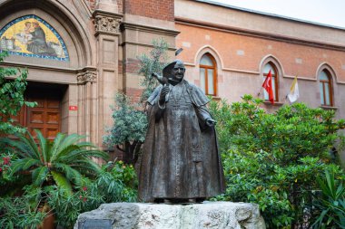  Istanbul, Turkey - 26 August 2025: Bronze Statue of Pope John XXIII (Angelo Giuseppe Roncalli) at St. Anthony of Padua catholic Church. Historic sculpture of a Pope in front of church entrance
