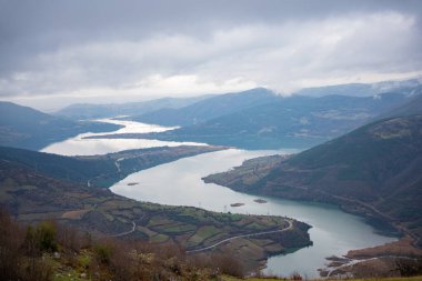 Türkiye 'nin Samsun kentindeki Kizilmak Nehri' nin sisli dağları, yerleşim alanları, tepeleri ve köyleri ile hava manzarası. Doğa, nehir güzelliği ve kırsal yaşam konsepti