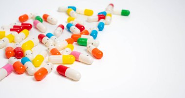 İzole edilmiş beyaz arka planda rengarenk ilaç kapsülleri, canlı ilaç çeşitleri. Renkli hapları etrafa saçın. Sağlık, ilaç, sağlık, tedavi ve çeşitlilik kavramı