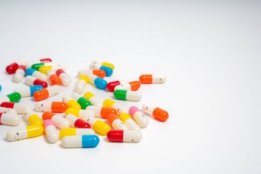 İzole edilmiş beyaz arka planda rengarenk ilaç kapsülleri, canlı ilaç çeşitleri. Renkli hapları etrafa saçın. Sağlık, ilaç, sağlık, tedavi ve çeşitlilik kavramı