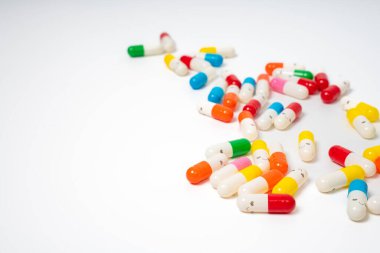 İzole edilmiş beyaz arka planda rengarenk ilaç kapsülleri, canlı ilaç çeşitleri. Renkli hapları etrafa saçın. Sağlık, ilaç, sağlık, tedavi ve çeşitlilik kavramı