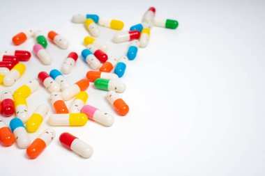 İzole edilmiş beyaz arka planda rengarenk ilaç kapsülleri, canlı ilaç çeşitleri. Renkli hapları etrafa saçın. Sağlık, ilaç, sağlık, tedavi ve çeşitlilik kavramı