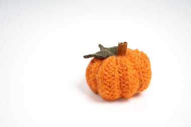 Yeşil yapraklı el yapımı turuncu balkabağı ve izole edilmiş beyaz arka plan sapı. Portakal rengi balkabağı süslemesi. El işçiliği ve el yapımı konsept. Boşluğu kopyala