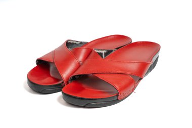 İzole edilmiş beyaz arka planda kırmızı deri, çapraz kayışlı sandaletler. Çapraz dizayn ile yaz ayakkabılarını kapat