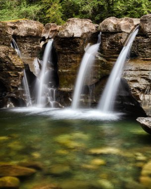 Bu şelale daha sıcak aylarda popüler bir ilgi odağı. Browns Nehri şelaleleri. Bu çok popüler yer, Kanada 'nın Britanya Kolumbiyası, Vancouver Adası' ndaki Courtenay şehrine çok yakındır..