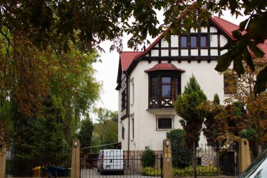 Bu büyüleyici ev eşsiz bir mimari stile ve yemyeşil alana sahiptir. Huzurlu ortam, çevreleyen ağaçlar ve bakımlı bir bahçe ile güzelliği gözler önüne seriyor..