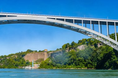 Niagara Nehri üzerindeki Gökkuşağı Köprüsü. Amerika Birleşik Devletleri ile Kanada 'yı birbirine bağlayan kemer köprüsü. Yüksek kalite fotoğraf