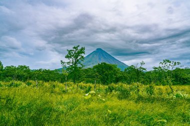 Arenal volkanı manzarası ve Kosta Rika 'nın güzel doğası, La Fortuna, Kosta Rika. Orta Amerika.