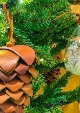 Yılbaşı ağacı süsleri, koni ve cam kase