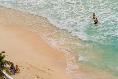 Güzel sahil manzarası. Turkuaz suyu ve büyük dalgaları olan Karayipler sahili. Tropik Cancun plajı, güneşli bir günde Meksika 'nın güzel denizi. Metin için boşluk.