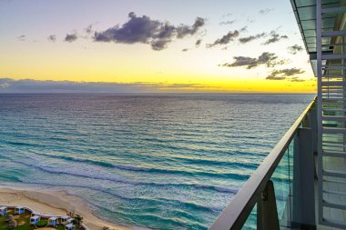 Cancun 'un tropikal sahilinde gün doğumu, Meksika' nın güzel denizi. Güzel parlayan bulutlar. Metin için yer.