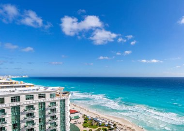 Cancun 'un tropikal sahilinde gün doğumu, Meksika' nın güzel denizi. Güzel parlayan bulutlar. Metin için yer.