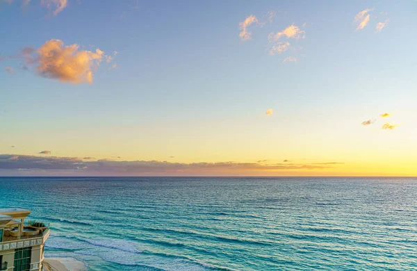 Sonnenaufgang Tropischen Strand Von Cancun Wunderschönes Meer Mexiko Schöne Strahlende — Stockfoto