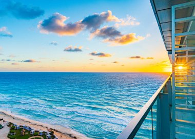 Cancun 'un tropikal sahilinde gün doğumu, Meksika' nın güzel denizi. Güzel parlayan bulutlar. Metin için yer.