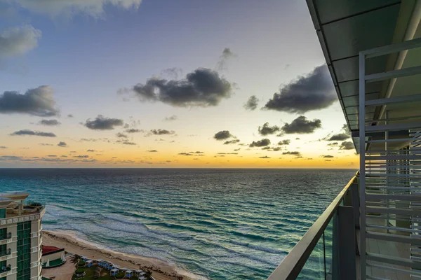 Cancun 'un tropikal sahilinde gün doğumu, Meksika' nın güzel denizi. Güzel parlayan bulutlar. Metin için yer.