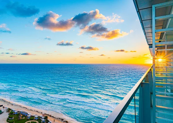 Cancun 'un tropikal sahilinde gün doğumu, Meksika' nın güzel denizi. Güzel parlayan bulutlar. Metin için yer.