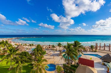 Cancun Otel Bölgesi Karayip Sahili, güneşli bir günde Meksika 'nın güzel denizi..