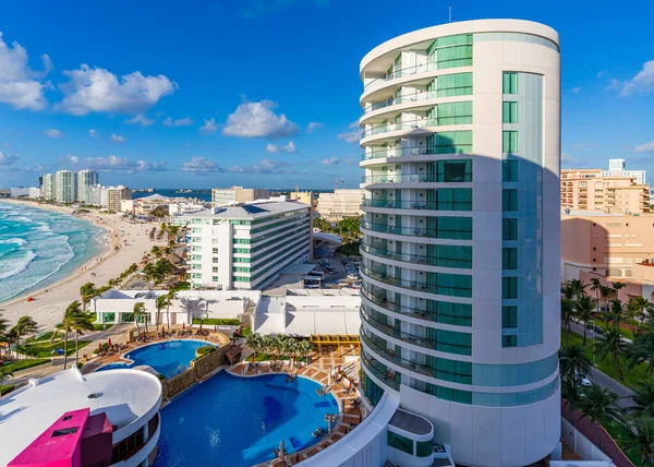 Cancun, Meksika - 1 Ocak 2022: Cancun Hotel Zone İnanılmaz Karayip Sahili, güneşli bir günde Meksika 'nın güzel denizi.