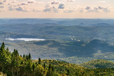 Mont Tremblant, güzel ulusal park, Kanada ormanları ve tepeleri, Lac-Superier Gölü, Quebec, Kanada.