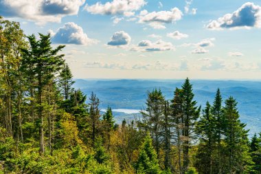 Mont Tremblant, güzel ulusal park, Kanada ormanları ve tepeleri, Lac-Superier Gölü, Quebec, Kanada.