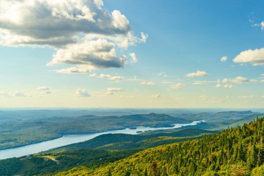Mont Tremblant, güzel ulusal park, Kanada ormanları ve tepeleri, Tremblant Gölü, Quebec, Kanada.
