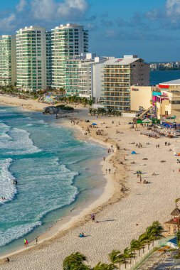 Cancun Otel Bölgesi Karayip Sahili, güneşli bir günde Meksika 'nın güzel denizi..