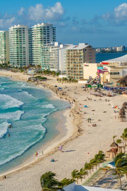 Cancun Otel Bölgesi Karayip Sahili, güneşli bir günde Meksika 'nın güzel denizi..