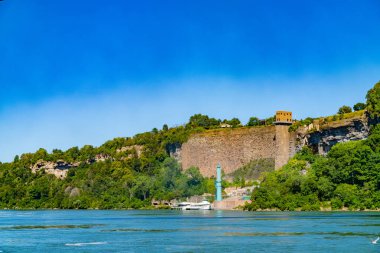 Niagara Nehri, Niagara Şelalesi 'nden sonra, Amerikan nehir kıyısı. Yüksek kalite fotoğraf.