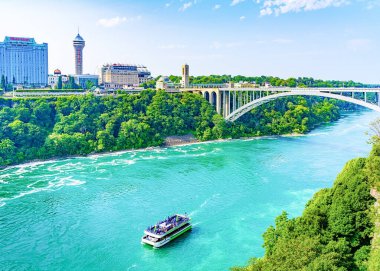 Niagara Nehri üzerindeki Gökkuşağı Köprüsü. Amerika Birleşik Devletleri ile Kanada 'yı birbirine bağlayan kemer köprüsü. Yüksek kalite fotoğraf.