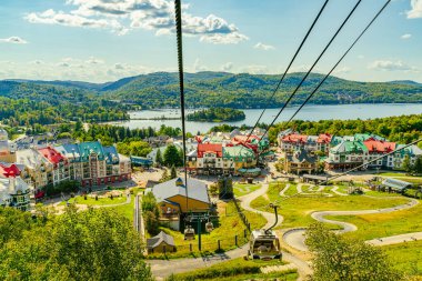 Mont Tremblant, Quebec, Kanada - 8 Eylül 2022: Mont Tremblant Kayak Köyü üzerinde teleferik gezisi. Yüksek kalite fotoğraf.