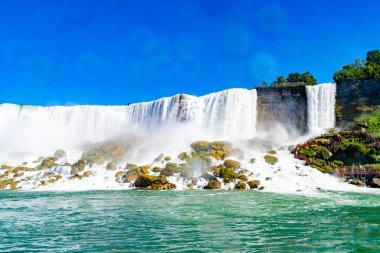 Niagara Şelaleleri 'nin Gelinlik Şelalesi' nin ve Amerikan Şelaleleri 'nin, Keçi Adası' nın, Rüzgâr Mağarası 'nın, merdivenlerin ve platformların, ahşap geçitlerin, Niagara Şelalelerinin, New York, ABD' nin. Yüksek