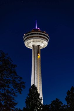 Niagara Şelalesi 'ndeki Niagara Parkı, Ontario, Kanada, Skylon Kulesi gece manzaralı güzel bir arka ışık. Yüksek kalite fotoğraf.