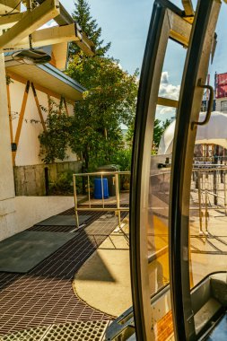 Mont Tremblant, Quebec, Kanada - 8 Eylül 2022: Kabloyla bir asansör yolculuğu. Gondol asansörü içeride. Yüksek kalite fotoğraf.