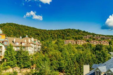 Mont Tremblant, güzel bir milli park ve doğa ile mükemmel uyum içinde bir köy. Eşsiz ve harika Mont-Tremblant tatil köyü, Quebec, Kanada. Yüksek kalite fotoğraf.